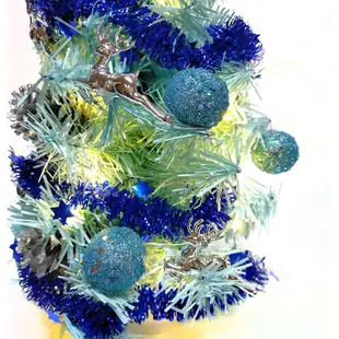 摩達客耶誕_台製迷你1尺冰藍色聖誕樹 (銀藍松果系)+LED20燈銅線燈(暖白光/USB電池兩用充電 (5.3折)