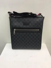 在飛比找Yahoo!奇摩拍賣優惠-Gucci 黑色 Logo 壓紋 側背包 全新正品 男裝 歐