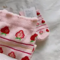 在飛比找ETMall東森購物網優惠-軟妹CAKE草莓奶油卷邊卡通女短襪