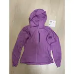 【近全新二手品、無污漬無破損】女生ARC'TERYX SQUAMISH 超輕量防潑水風衣