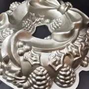 Nordic Ware Christmas Holiday Wreath Bundt Pan Cake 9 cup Heavy Cast Aluminum