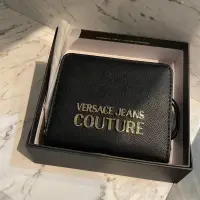 在飛比找蝦皮購物優惠-VERSACE JEANS防刮金色排字拉鍊短夾