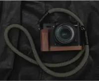 在飛比找蝦皮購物優惠-原創軟軍事綠相機掛繩真皮肩帶相機揹帶交叉縫線真皮相機繩