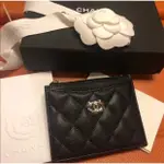 【空姐代購】CHANEL 香奈兒 A84105 黑色荔枝皮 金扣銀扣 LOGO拉鍊卡片零錢包 錢夾卡夾