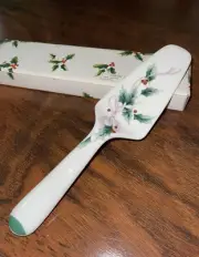 Mikasa Christmas RIBBON HOLLY 10” CAKE SERVER Pie Desserts CAF03/711 Japan NEW