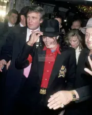 DONALD TRUMP WITH MICHAEL JACKSON IN 1990 TAJ MAHAL - 8X10 PHOTO (MW073)