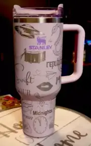 Stanley 40oz con Grabado laser 360 Grados de Taylor Swift.