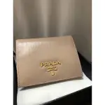 全新轉售【PRADA 】SAFFIANO 品牌金LOGO防刮皮革二折扣式短夾(1MV204-粉）粉嫩色PRADA短夾