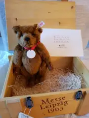 Steiff 420351 - 2003 Club Bear - Leipzig Toy Fair Bear w/ Shipping Crate