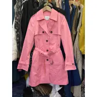 在飛比找蝦皮購物優惠-GINKOO 俊克 專櫃品牌 粉紅色排扣長版風衣外套