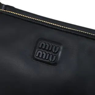 MIU MIU 5NH012 SOFTY 浮雕LOGO皮革拉鍊大手拿包.黑