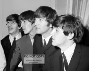 THE BEATLES PAUL McCARTNEY JOHN LENNON RINGO STARR HARRISON - 8X10 PHOTO (MW837)