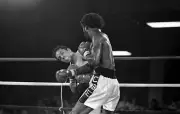 Cornelius Boza Edwards Lands A Punch V Bobby Chacon 1 Old Boxing Photo