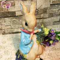 在飛比找樂天市場購物網優惠-《正版》Peter Rabbit 比得兔藍莓田園造型存錢筒撲