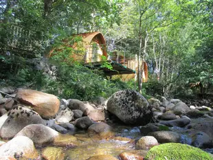 河床熱水浴缸小屋RiverBeds Lodges with Hot Tubs