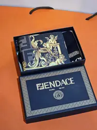 在飛比找Yahoo!奇摩拍賣優惠-Fendace 短夾 Versace by Fendi 聯名