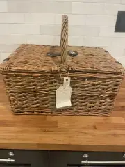 Cape Cod Picnic Basket,Place Settings,Wine Glasses,Corkscrew,Insulated Compartme