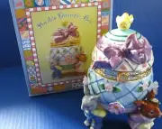 Boite Easter Egg & Bunnies Porcelain Trinket Box NEW