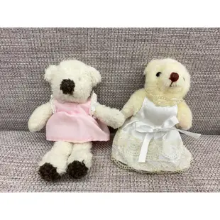 小熊娃娃專區。粉紅洋裝小熊。白色婚紗小熊。粉紅蝴蝶結小熊。咖啡色格紋吊帶褲小熊