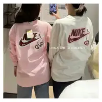 在飛比找蝦皮購物優惠-Linda❤️代購 NIKE  情人節系列 後背印花 圓領 