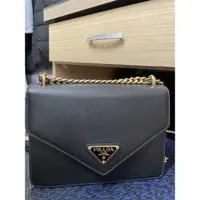 在飛比找蝦皮購物優惠-PRADA Saffiano SOFT三角鐵牌LOGO防刮牛