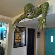 Creature from the Black Lagoon Grave Universal Monsters Walker Horror Figure