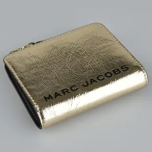 【MARC BY MARC JACOBS】金屬皮革THE METALLIC經典黑LOGO扣式短夾(金)