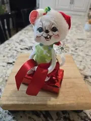 Annalee doll 6" snowflake mouse on gift box 2012