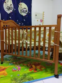 在飛比找Yahoo!奇摩拍賣優惠-[二手] 黃色小鴨 豪華松木木床組 三段升降式嬰兒床 安全原