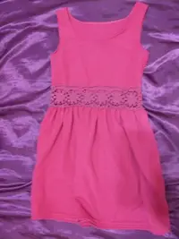 在飛比找Yahoo!奇摩拍賣優惠-桃紅粉紅色中空花朵刺繡合身洋裝 夜店 婚宴場合必備 短裙 迷