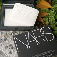 在飛比找蝦皮購物優惠-專櫃正品 NARS 裸光蜜粉餅 10g 有粉撲 現貨特價