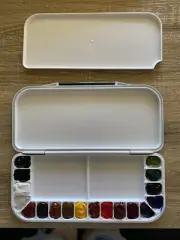 Daniel Smith watercolours 18 well Palette NEW - FREE POSTAGE