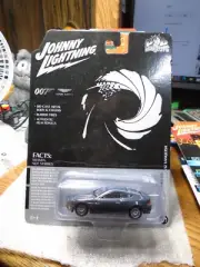 Johnny Lightning 007 2002 Aston Martin V12 Vanquish with Real Riders