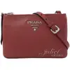 【全新現貨 補9個】茱麗葉精品 PRADA 1BH046 浮雕銀字LOGO荔枝牛皮雙層斜背包.深紅現金價$24,800