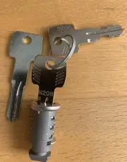 1 Thule Core And 2 Replacement Keys – N208