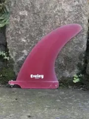 7.25" Classic Center Fin, red Pro Glass with a machined finish.