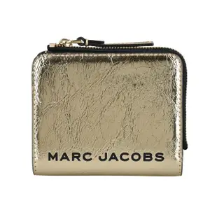 【MARC BY MARC JACOBS】金屬皮革THE METALLIC經典黑LOGO扣式短夾(金)