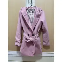 在飛比找蝦皮購物優惠-粉色 溫柔 內襯 雙排扣 綁帶 長版 風衣 大衣 $399