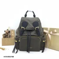 在飛比找Yahoo!奇摩拍賣優惠-【熱賣精選】Burberry 巴寶莉 中號綠色軍旅背包 時尚