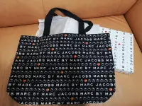 在飛比找Yahoo!奇摩拍賣優惠-全新 MARC by Marc Jacob Follow T