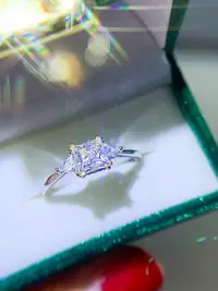 在飛比找Yahoo!奇摩拍賣優惠-戒指80分公主方形進口莫桑鑽戒指925純銀黃金雙色電鍍D色莫