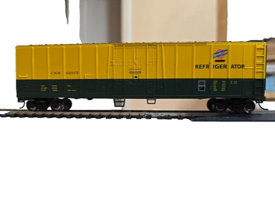 HO Scale Bachmann Silver Series Chicago & Northwestern 50' Steel Reefer #61027