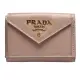 【PRADA 普拉達】SAFFIANO金色浮雕LOGO防刮牛皮信封型暗釦三折短夾(裸膚色1MH021-SAFFIANO METAL-CIPRIA)