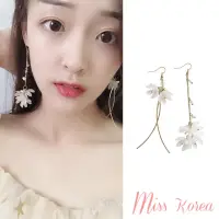 在飛比找momo購物網優惠-【MISS KOREA】韓國設計向陽花語不對稱花朵流蘇長款耳