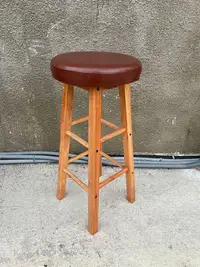 在飛比找Yahoo!奇摩拍賣優惠-美式木製皮革吧檯椅 高腳椅 餐桌椅 電影道具陳列佈置 酒吧餐