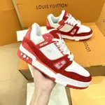 2023 年紅色混合 LV 運動鞋最新。 LOUIS VUITTON LV TRAINER MONOGRAM 牛仔鞋紅色