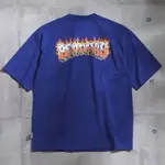 BEN DAVIS - 2580042-63 ON FIRE TEE 火焰文字 寬版落肩 短T (藍色) 化學原宿