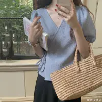 在飛比找蝦皮購物優惠-一片式襯衫女2024夏季韓國設計感小眾V領交叉綁帶泡泡袖上衣