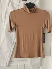 Womens Tahari Bundle Of 2: NWT Short Sleeve Top XS Camel & White Jeans 2 Capris