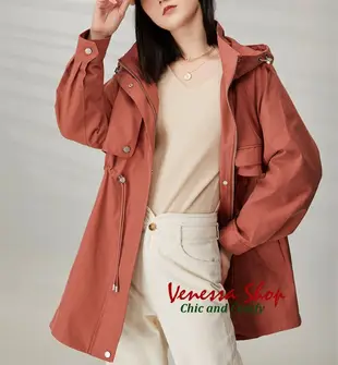VENESSA~ 新款 英倫工裝風 抽繩收腰 防風雙層領連帽中長版風衣外套 三色 (Q868)